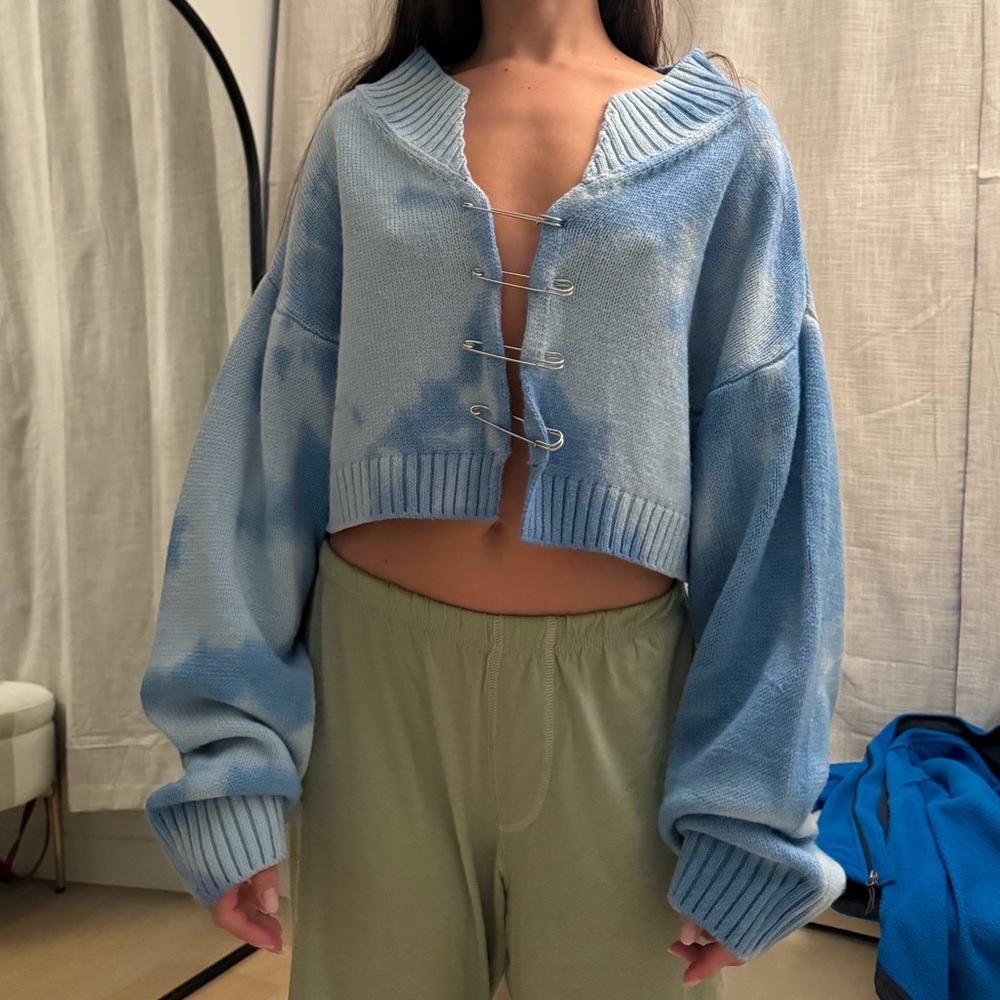 Guzio Blue Safety Pin Women's Sweater